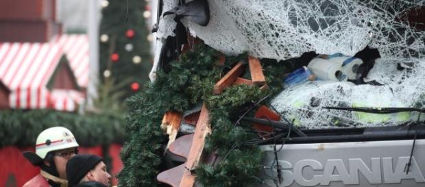 Un'immagine di ciò che rimane del tir usato per l'attentato - Fonte: laregione.ch Un'immagine di ciò che rimane del tir usato per l'attentato - Fonte: laregione.ch