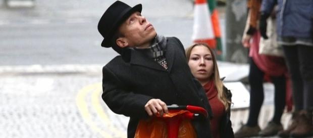 Warwick Davis takes time out of panto schedule to go shopping on ... - mirror.co.uk Warwick Davis takes time out of panto schedule to go shopping on ... - mirror.co.uk