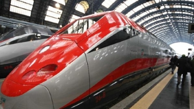 La pendolare che a bordo di un Frecciarossa si siede sul suo sgabello.