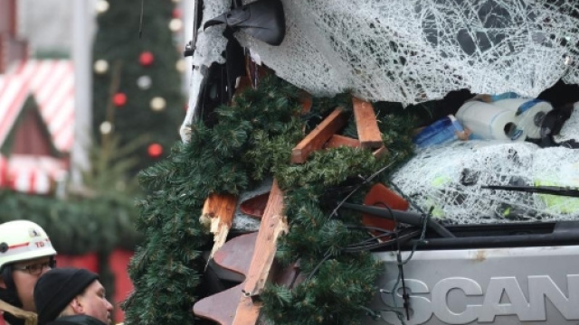 Un'immagine di ci&ograve; che rimane del tir usato per l'attentato - Fonte: laregione.ch