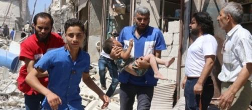 Bambino portato in salvo dopo bombardamento