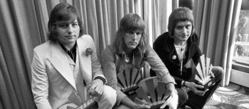 Greg Lake, 69, guitarist/singer with Emerson, Lake and Palmer ... - bostonglobe.com from BN library