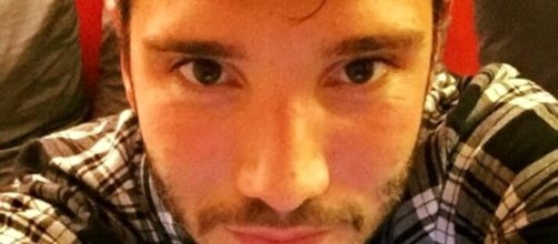 Stefano De Martino: tenerezze con una ragazza misteriosa.