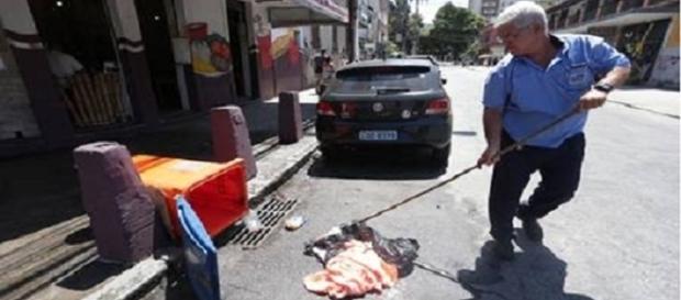Corpo é encontrado em lixeira com recado dos criminosos. Corpo é encontrado em lixeira com recado dos criminosos.