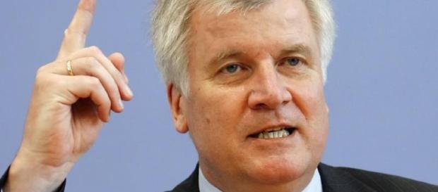 Die Lage ist ernst! Horst Seehofer warnt laut. (Fotoverantw./URG Suisse: Blasting.News Archiv) Die Lage ist ernst! Horst Seehofer warnt laut. (Fotoverantw./URG Suisse: Blasting.News Archiv)
