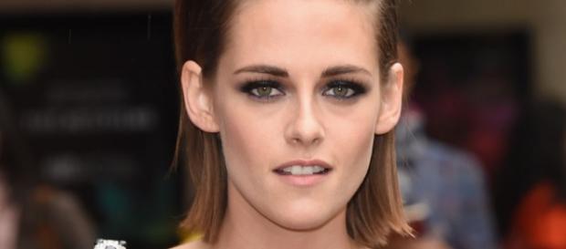 Kristen Stewart sale con hermosas mujeres Kristen Stewart sale con hermosas mujeres