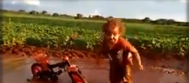 A felicidade em sua forma mais pura, a alegria de uma criança brincando na lama contagiou os internautas. A felicidade em sua forma mais pura, a alegria de uma criança brincando na lama contagiou os internautas.