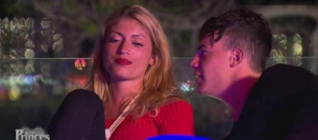 Adrien déclare ouvertement sa flamme à Elsa ! Adrien déclare ouvertement sa flamme à Elsa !