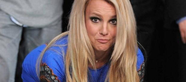 È morta Britney Spears, ma è una farsa: hackerato account Twitter di Sony. È morta Britney Spears, ma è una farsa: hackerato account Twitter di Sony.