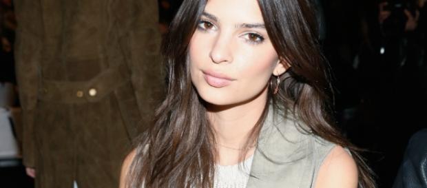 Emily Ratajkowski augura buon Natale ai fan con scatto senza veli su Instagram Emily Ratajkowski augura buon Natale ai fan con scatto senza veli su Instagram