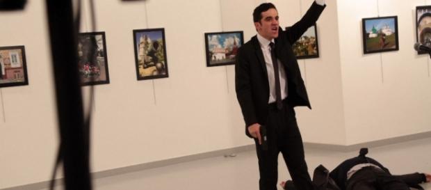 Russia aiuterà Turchia a sbloccare iPhone del killer dell'ambasciatore Russia aiuterà Turchia a sbloccare iPhone del killer dell'ambasciatore