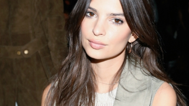 Emily Ratajkowski augura buon Natale ai fan con scatto senza veli su Instagram