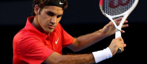 Un'immagine di Roger Federer intento ad eseguire uno dei suoi splendi colpi - superscommesse.it