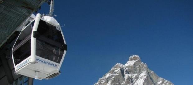 Cervinia: bloccata funivia causa vento Cervinia: bloccata funivia causa vento