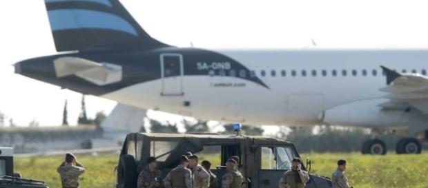 El primer ministro de Malta alerta del secuestro de un avión libio ... El primer ministro de Malta alerta del secuestro de un avión libio ...
