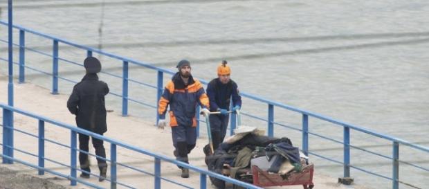 Equipe de Resgate Russa transportando restos da fuselagem do avião que caiu no Mar Negro. (Foto: REUTERS/Yevgeny Reutov ) Equipe de Resgate Russa transportando restos da fuselagem do avião que caiu no Mar Negro. (Foto: REUTERS/Yevgeny Reutov )