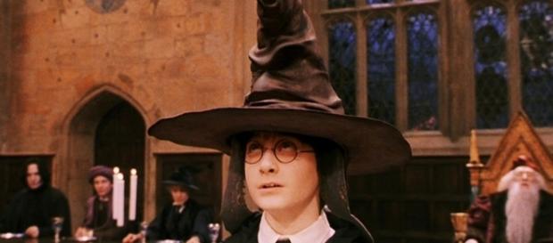 Harry Potter sendo selecionado pelo Chapéu Seletor Harry Potter sendo selecionado pelo Chapéu Seletor
