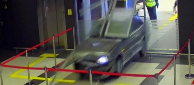 Homem invade aeroporto com carro - Imagem/G1 Homem invade aeroporto com carro - Imagem/G1