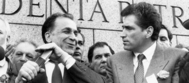 Ion Iliescu şi Petre Roman în 1990 Ion Iliescu şi Petre Roman în 1990