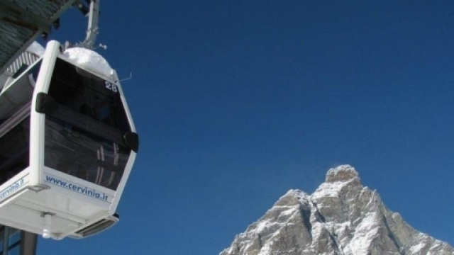 Cervinia: bloccata funivia causa vento