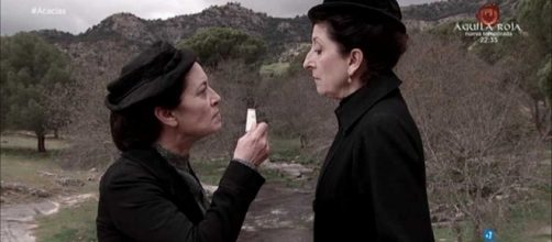 Una vita, trame episodi spagnoli: Ursula ricatta Cayetana per la morte di German e Manuela