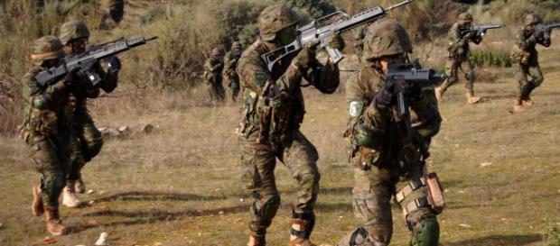 ¡ASALTO! La fuerza arma en ristre se lanza a atacar el objetivo. ¡ASALTO! La fuerza arma en ristre se lanza a atacar el objetivo.
