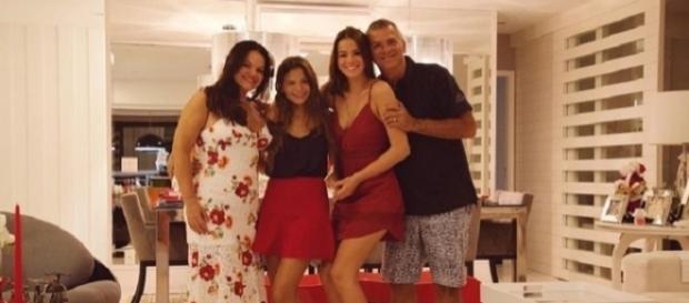 Bruna Marquezini posta foto de na noite de natal ao lado da família. Bruna Marquezini posta foto de na noite de natal ao lado da família.