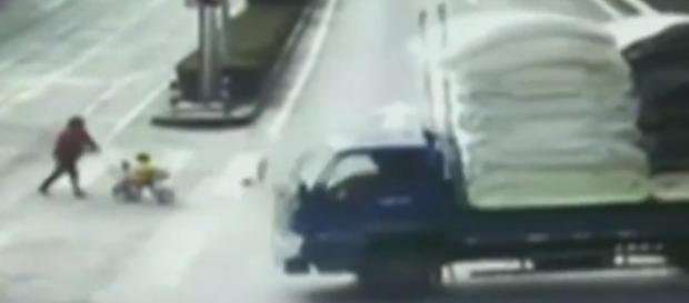 Caminhão atropela criança que passeava em seu triciclo Caminhão atropela criança que passeava em seu triciclo