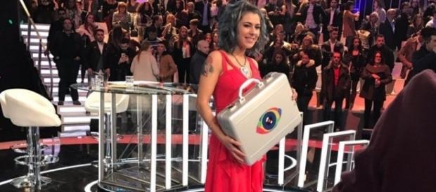 #GH17: Bea disfruta de su libertad de fiesta con sus amigas y lanza indirectas a Adara #DBTFinalGH17 #GH17: Bea disfruta de su libertad de fiesta con sus amigas y lanza indirectas a Adara #DBTFinalGH17