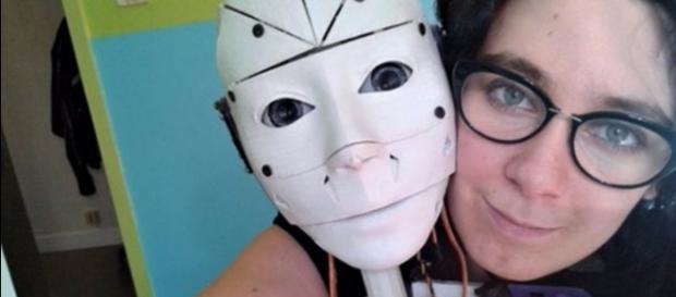 Mulher está apaixonada por um robô e quer até se casar com ele Mulher está apaixonada por um robô e quer até se casar com ele