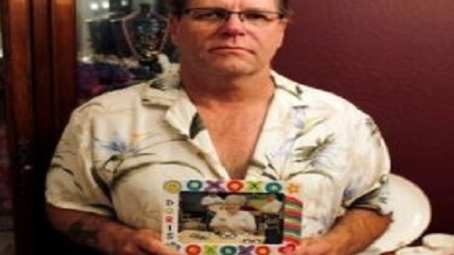 Jim Stauffe mostra una foto della madre defunta