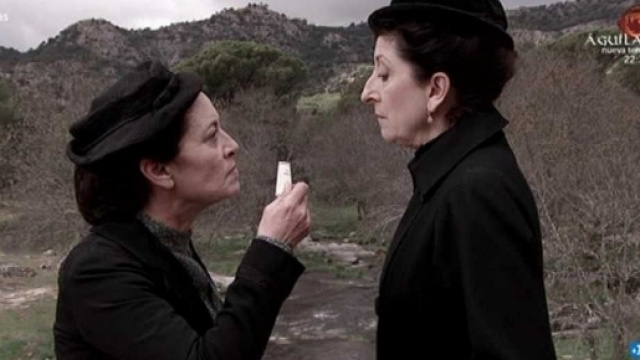 Una vita, trame episodi spagnoli: Ursula ricatta Cayetana per la morte di German e Manuela