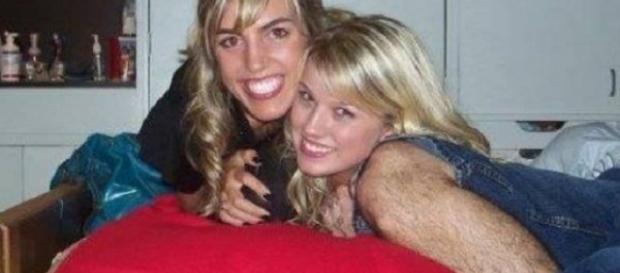 Esta mulher não está com problemas nos pelos dos braços Esta mulher não está com problemas nos pelos dos braços