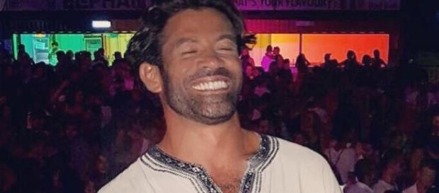 Gianni Sperti rispende alla polemica sulla sua omosessualità Gianni Sperti rispende alla polemica sulla sua omosessualità