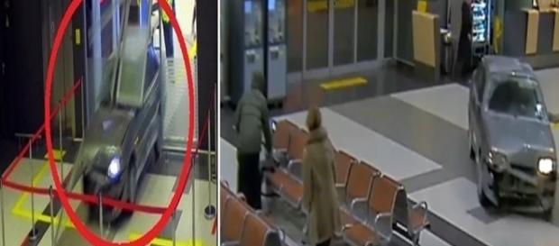 Nas imagens o carro já dentro do aeroporto, sendo perseguido por policiais que tentavam pará-lo. Nas imagens o carro já dentro do aeroporto, sendo perseguido por policiais que tentavam pará-lo.