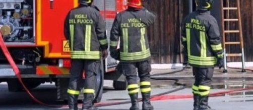 Esplosione a Roma i soccorritori sono all'opera per estrarre i superstiti