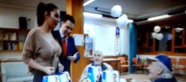 Andrea Diprè e Sofia Neri con due anziani di una casa di riposo Andrea Diprè e Sofia Neri con due anziani di una casa di riposo