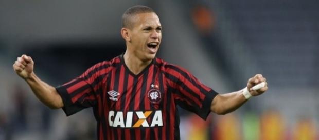 Atleta vestiria o manto Rubro-Negro para a disputa da Libertadores do ano que vem (Foto: Giuliano Gomes/PR Press) Atleta vestiria o manto Rubro-Negro para a disputa da Libertadores do ano que vem (Foto: Giuliano Gomes/PR Press)