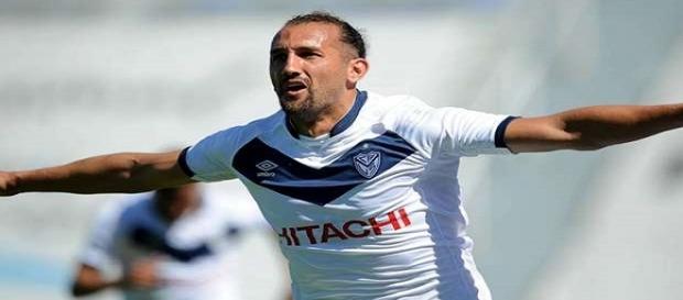 Depois de um período no Velez, Barcos pode estar "voando" para defender o Fluminense em 2017 (Foto: Perform Group) Depois de um período no Velez, Barcos pode estar "voando" para defender o Fluminense em 2017 (Foto: Perform Group)
