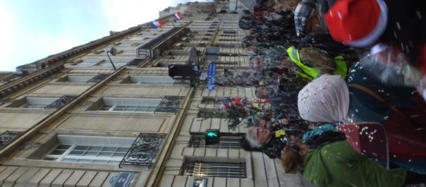 Les militants revendicatifs réunis autour du sapin de Noël. Au micro Jean-Baptiste Eyraud Les militants revendicatifs réunis autour du sapin de Noël. Au micro Jean-Baptiste Eyraud