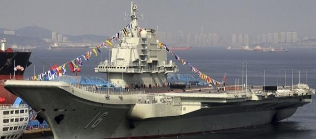 Liaoning, singurul portavion al Armatei Chineze ancorat la chei în anul 2012 - Foto: Wikipedia Liaoning, singurul portavion al Armatei Chineze ancorat la chei în anul 2012 - Foto: Wikipedia