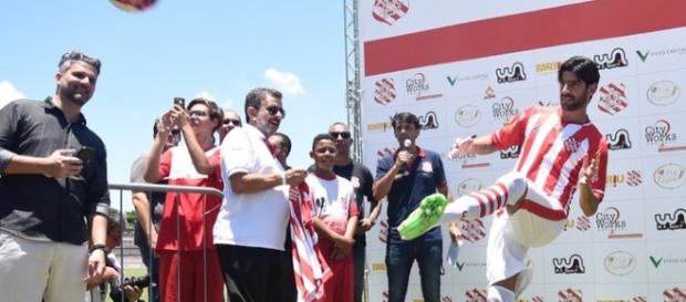 Loco Abreu chuta uma bola para a torcida do Bangu (Foto: globoesporte.com) Loco Abreu chuta uma bola para a torcida do Bangu (Foto: globoesporte.com)