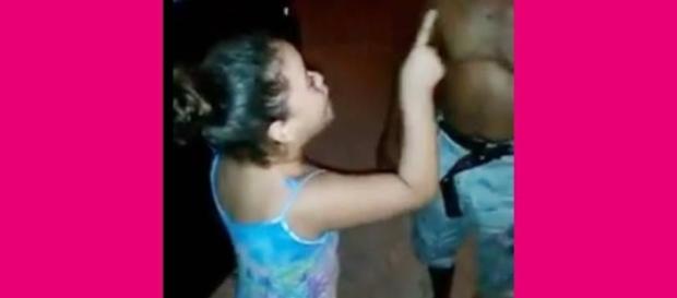 Menina pregando para bêbado se torna viral Menina pregando para bêbado se torna viral