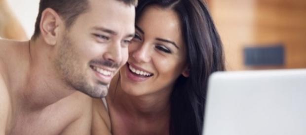 Os filmes adultos podem trazer muitas vantagens para os casais Os filmes adultos podem trazer muitas vantagens para os casais