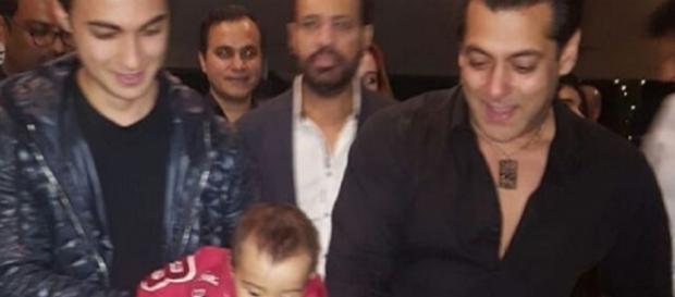 Salman Khan cake cutting at Panvel Farmhouse (Youtube screen grab) Salman Khan cake cutting at Panvel Farmhouse (Youtube screen grab)