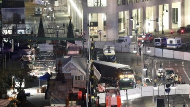 Il perimetro dell'attentato messo in sicurezza dalla Polizei. (Reuters)