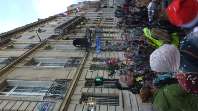 Les militants revendicatifs réunis autour du sapin de Noël. Au micro Jean-Baptiste Eyraud