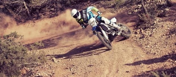 A Yamaha WR450F tem motor monocilíndrico de 449 cc, quatro tempos A Yamaha WR450F tem motor monocilíndrico de 449 cc, quatro tempos