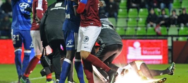 Anthony Lopes (OL) blessé au sol lors de Metz - Lyon le 3 décembre - republicain-lorrain.fr Anthony Lopes (OL) blessé au sol lors de Metz - Lyon le 3 décembre - republicain-lorrain.fr