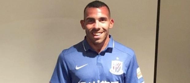 Carlos Tévez com a camiseta do Shanghai Shenhua, seu novo clube Carlos Tévez com a camiseta do Shanghai Shenhua, seu novo clube